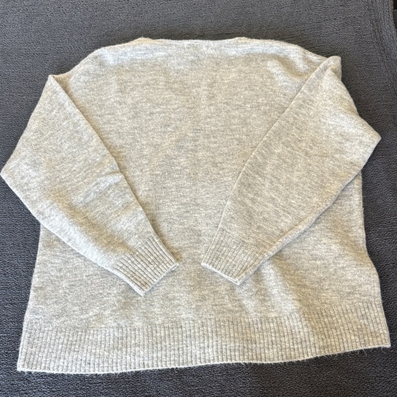 H&M Heather Gray Women's Oversized V-Neck Sweater - Picture 3 of 4